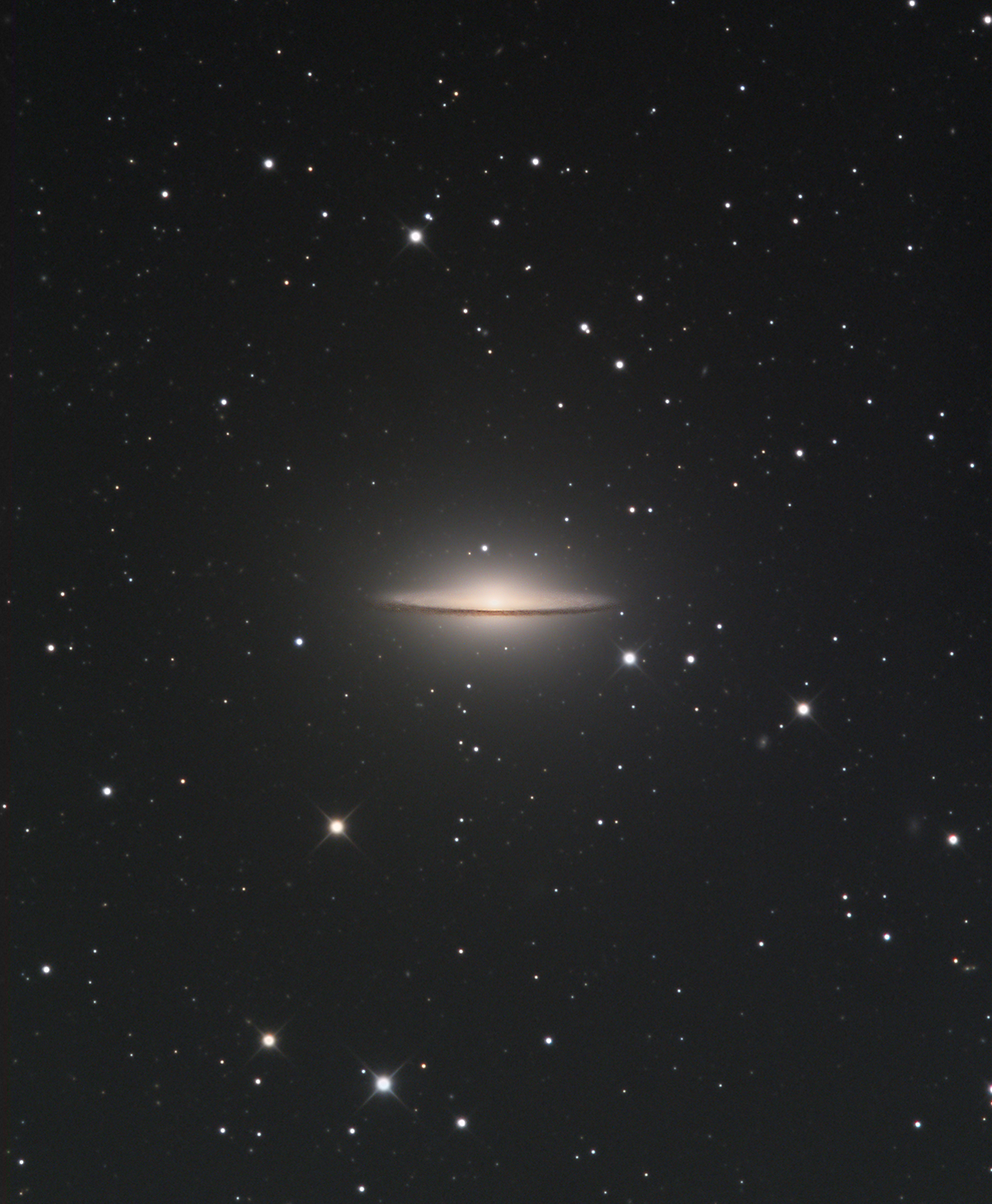 宇宙 渦巻？楕円？分類が難しい「ソンブレロ銀河（M104）」とは【今日